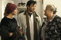 Die schnelle Gerdi – In ihrer Fürsorge für ihren Enkel Herbert (Michael Roll) will sich Oma Brot (Erika Wackernagel, re.) nicht übertreffen lassen, schon gar nicht von Gerdi (Senta Berger).