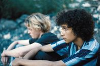 Räuberhände – Janik (Emil von Schönfels, li.) und Samuel (Mekyas Mulugeta, re.) sind beste Freunde aus unterschiedlichen Welten: Janik plant zu studieren aber Samuel, dem nie etwas im Leben geschenkt wurde, will erst mal seinen Vater in Istanbul finden.