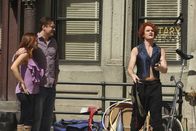 How I Met Your Mother – Als Barney (Neil Patrick Harris, r.) erfährt, wovon Marshalls (Jason Segel, M.) Glück letztlich abhängt, präsentiert er ihm und Lily (Alyson Hannigan, l.) ein weiteres Mal einen Doppelgänger ...