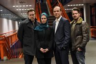 Reich oder tot – v.l.: Diller (Nicholas Ofczarek), Soraya (Melika Foroutan), Epstein (Martin Brambach) und Kessel (Fritz Karl) stehen zusammen.