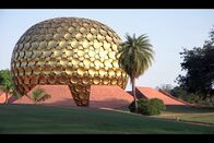 Mit Kompass und Köpfchen auf hoher See – Der Matrimandir, Sanskrit für "Tempel der Mutter", in Form einer immensen goldfarbenen, abgeflachten Kugel mit einem Durchmesser von 36 Metern.