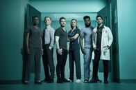 Atlanta Medical – L-R: Mina Okafor (Shaunette Renée Wilson), Randolph Bell (Bruce Greenwood), Conrad Hawkins (Matt Czuchry), Nicolette Nevin (Emily VanCamp), AJ Austin (Malcolm-Jamal Warner) und Devon Pravesh (Manish Dayal)