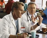 Scrubs - Die Anfänger – Dr. Perry Cox (John C. McGinley, l.) und Dr. Bob Kelso (Ken Jenkins)