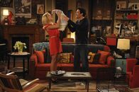 How I Met Your Mother – Um bei Tiffany (Carrie Underwood, l.) landen zu können, taucht Ted (Josh Radnor, r.) mit einer ganz besonderen Überraschung bei ihr auf. Doch wird er wirklich Erfolg damit haben?