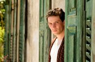 Die Durrells auf Korfu – Larry (Josh O'Connor) denkt über sein Leben nach.