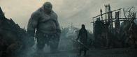 Der Herr der Ringe: Die Ringe der Macht – Adar (Sam Hazeldine) gewinnt den riesenhaften Hügeltroll Damrod als Unterstützer für den Kampf gegen Sauron.