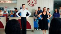 Almania – Stimpel (Phil Laude) und Lisa-Britt (Sina Tkotsch) wollen die Schüler:innen im Paartanz weiterbilden – das war doch zu ihrer Schulzeit immer so schön!