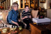 Young Sheldon – Meemaw (Annie Potts, l.); Sheldon (Iain Armitage, r.)