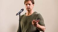 Der Lehrer – Bei einer Aufklärungsveranstaltung über HIV soll Stefan Vollmer (Hendrik Duryn) eine Rede halten.