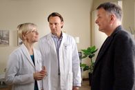 In aller Freundschaft – Dr. Kathrin Globisch (Andrea Kathrin Loewig, li.) und Dr. Martin Stein (Bernhard Bettermann, mi.) besprechen gerade den OP-Plan, als Dr. Roland Heilmann (Thomas Rühmann, re.) plötzlich im Ärztezimmer steht. Roland, der gerade seine Frau verloren hat, hat seine Auszeit beendet und lädt die beiden Freunde am Abend zum Essen ein.