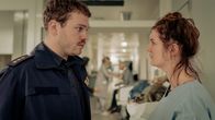 neoriginal: Another Monday – Die chaotischen Zustände der Zeitschleife bringen Moritz Becker (Ben Münchow) und Sophie (Alina Stiegler) im Krankenhaus wieder zusammen, doch ein Geheimnis steht zwischen ihnen.