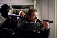 Nachtschicht – Hauptkommissar Erichsen (Armin Rohde, r.) ist in einem brutalen Einsatz dem möglichen Täter auf der Spur.