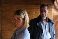 SOKO Stuttgart – Richard Seiffert (Stephan Schad, r.) hat sich im Präsidium eingefunden, um Martina (Astrid M. Fünderich, l.) moralisch zu unterstützen. Die Entführung von Jo zehrt allen an den Nerven.