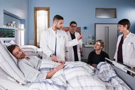 In aller Freundschaft - Die jungen Ärzte – v.l.n.r. Arthur Westermann (Benedikt Blaskovic), Dr. Matteo Moreau (Mike Adler), Elias Bähr (Stefan Ruppe), Bastian Westermann (Anton Rubtsov), Dr. Theresa Koshka (Katharina Nesytowa).