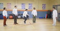 The Big Bang Theory – Barry Kripke (John Ross Bowie, r.) hat angefangen Fecht-Kurse zu geben, perfekt für Leonard (Johnny Galecki, l.), Sheldon (Jim Parsons, 2.v.l.), Howard (Simon Helberg, M.) und Raj (Kunal Nayyar, 2.v.r.), die sich vorgenommen haben, sportlicher zu werden ...
