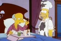Die Simpsons – Homer (re.) vertritt bei Mr. Burns den verreisten Smithers, kann seinem Chef aber nichts rechtmachen.