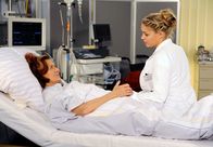 Rote Rosen – ARD ROTE ROSEN FOLGE 1201 Uhr im ERSTEN. Britta (Jelena Mitschke, r.) ist erstaunt, wie gefasst Johanna (Brigitte Antonius, r.) ihre Diagnose aufnimmt.