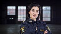 Thin Blue Line – Leah (Gizem Erdogan) und ihr Bürgerbüro sind ins Visier des organisierten Verbrechens geraten. Ein feiger Anschlag erschüttert Leah zutiefst, denn nun steht all das auf dem Spiel, für das sie so hart gearbeitet hat.