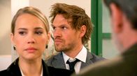 Rote Rosen – Amelie (Lara-Isabelle Rentinck) ist tief getroffen, weil Gunter (Hermann Toelcke) ihr den Askanier-Park vor der Nase wegschnappt. Jorik (Remo Schulze) dagegen plagt das schlechte Gewissen, weil er Amelies Pläne verraten hat.; ARD ROTE ROSEN FOLGE 4046 Uhr im ERSTEN. Amelie (Lara-Isabelle Rentinck) ist tief getroffen, weil Gunter (Hermann Toelcke) ihr den Askanier-Park vor der Nase wegschnappt. Jorik (Remo Schulze) dagegen plagt das schlechte Gewissen, weil er Amelies Pläne verraten hat.