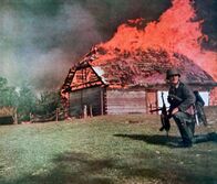 Die Welt in Flammen – Das Bild eines deutschen Wehrmachtsoldaten aus der NS-Propagandazeitschrift „Signal“, die während des Zweiten Weltkrieges in zahlreichen Ländern Europas veröffentlicht wurde.