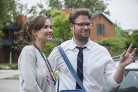 Bad Neighbors – Als eine Studentenverbindung ins Nachbarhaus zieht, wollen Kelly (Rose Byrne, l.) und Mac Radner (Seth Rogen, r.) nicht die Spießer raushängen lassen und gehen auf einen Deal ein. Doch als die Partys immer wilder werden, treffen die jungen Eltern eine folgenschwere Entscheidung ...