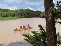 Verrückt nach Meer – Salvador da Bahia in Brasilien. Die Passagiere Christina und Christian Schorer machen mit ihrem Guide eine Kanutour am Fluss Pojuca.