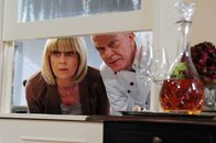 Sturm der Liebe – ARD STURM DER LIEBE FOLGE 1546 Uhr im ERSTEN. Angespannt äugen Werner (Dirk Galuba, r.) und Charlotte (Mona Seefried, l.) durch die Durchreiche ins Restaurant, um den Restaurant-Kritiker zu beobachten.
