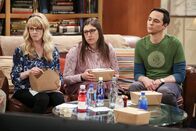 The Big Bang Theory – (v.li.) Melissa Rauch (Bernadette Rostenkowski-Wolowitz), Mayim Bialik (Amy Farrah Fowler), Jim Parsons (Sheldon Cooper).