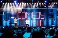 Comedy Clash – SÜDWESTRUNDFUNK Comedy Clash - Finale Diese Comedians machen der Konkurrenz Angst: Jokah Tululu, EmmVee und Lara Autsch wollen sich für das große "Comedy Clash"-Jahresfinale beweisen. Salim Samatou und Marvin Endres (Foto) hosten den härtesten Stand-Up-Wettbewerb Deutschlands in dem Jokah Tululu den King of Pop als Influencer verkörpert, EmmVee auf die deutschesten Deutschen in der Shisha Bar trifft und Lara Autsch auch ohne Kind in der Öffentlichkeit stillen möchte.