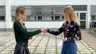 Team-Challenge – Lena und Lisa lassen ihre Papierflieger gegeneinander antreten.