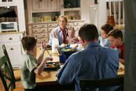 Desperate Housewives – Lynette (Felicity Huffman, 2.v.l.) engagiert eine neue Mitarbeiterin, Veronica, die ihren fünfjährigen Sohn immer noch stillt. Da sie sie nicht davon abbringen kann, versucht sie es über ihren Sohn. Doch Tom (Doug Savant, 3.v.r.) ist der Meinung, dass sie sich nicht einmischen soll ...