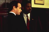 Philadelphia – Anwalt Joe Miller (Denzel Washington, r.) vertritt den AIDS-kranken Andrew Beckett (Tom Hanks, l.). Dieser wurde aufgrund seiner Homosexualität und seiner Krankheit aus der Kanzlei gefeuert.