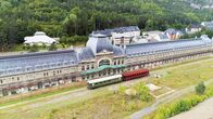 Lost Places – In einem abgelegenen Gebirgstal mitten in den Pyrenäen, auf fast 1.200 Metern Höhe, steht der Bahnhof von Canfranc. Es ist der ehemalige Grenzbahnhof zwischen Spanien und Frankreich.