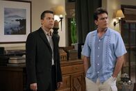 Two and a Half Men – Nachdem Alan (Jon Cryer, l.) von seiner Mutter einen Sportwagen bekommen hat, ist sich Charlie (Charlie Sheen, r.) sicher, dass Alan nun für immer in ihrer Schuld steht ...