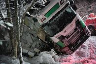 Ice Road Rescue - Extremrettung in Norwegen – Die Frontscheibe des Lastwagens ist völlig zertrümmert, ebenso der Anhänger, aus dem die Ladung herausfließt. (National Geographic)