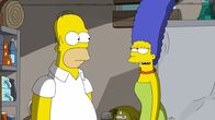 Die Simpsons – Durch ein Gespräch mit einem Unbekannten ist Homer (l.) überzeugt, dass der Weltuntergang naht. Er beginnt, Vorräte zu horten, was Marge (r.) nicht nachvollziehen kann ...