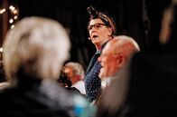 Comedy-Scheune – Elsbeth Gscheidle (Birgit Pfeiffer / Die Gscheidles) sucht verzweifelt nach ihrem Sitzplatz.