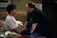Two and a Half Men – Als Berta (Conchata Ferrell, r.) sich gegen Lydias Anmaßungen wehrt, stellt diese Charlie (Charlie Sheen, l.) vor die Wahl, sich zwischen ihr und Berta zu entscheiden ...