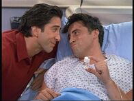 Friends – Stolz präsentiert Joey (Matt LeBlanc, re.) Ross (David Schwimmer) die Nierensteine, von denen er befreit worden ist.