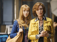 Castle – Als Alexis (Molly C. Quinn, l.) und Martha (Susan Sullivan, r.) zum Fotoshooting, anlässlich der Veröffentlichung Richards neuen Buches, kommen, sind sie schockiert ...