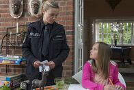 Notruf Hafenkante – Franzi (Rhea Harder-Vennewald, l.) hat das Gefühl, dass Lena (Liselotte Voß, r.) ihr noch etwas erzählen möchte. Vielleicht weiß sie ja mehr über das Verschwinden ihres Stiefbruders?