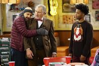 Superior Donuts – (v.l.n.r.) Fawz (Maz Jobrani); Arthur (Judd Hirsch); Franco (Jermaine Fowler)