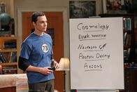The Big Bang Theory – Gerät mit Penny, Amy und Bernadette aneinander: Sheldon (Jim Parsons) ...