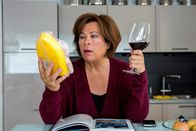 Wilsberg – Kommissarin Springer (Rita Russek) trifft Vorbereitungen für das Abendessen.