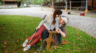 Sturm der Liebe – Shirin (Merve Çakır, l.) erzählt Gerry (Johannes Huth, r.) von ihren beruflichen Plänen.