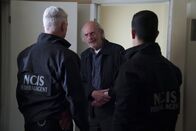 Navy CIS – (v.l.n.r.) Leroy Jethro Gibbs (Mark Harmon); Joe Smith (Christopher Lloyd); Nick Torres (Wilmer Valderrama)