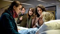 Code M – Isabel (Nina Wyss) und ihre Familie besuchen den verunglückten Opa im Krankenhaus.