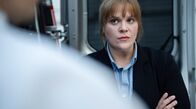 Tatort – Druck von allen Seiten: Hauptkommissarin Rosa Herzog (Stefanie Reinsperger) muss nicht nur gegenüber der neuen Chefin Haltung bewahren. Auch der KTU-Chef Sebastian Haller versucht sie zu provozieren.