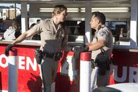 CHiPS – Jon Baker (Dax Shepard, l.); Frank "Ponch" Poncherello (Michael Peña, r.)