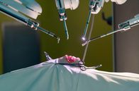 Charité – Der Eingriff wird mit einem OP-Roboter durchgeführt.